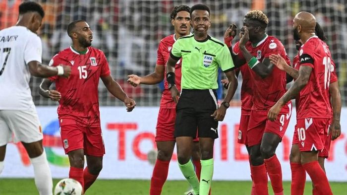  Trọng tài Omar Abdulkadir Artan từng được chọn Trọng tài xuất sắc nhất châu Phi 2025. Ảnh: Bola 