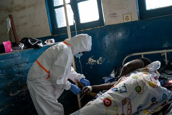  Một bệnh nhân nghi nhiễm Ebola đang được theo dõi tại khu điều trị các trường hợp mắc bệnh đã được xác nhận và nghi ngờ tại Bệnh viện Đa khoa Mongbwalu ở tỉnh Ituri (Cộng hòa Dân chủ Congo). Ảnh: THE NEW YORK TIMES 