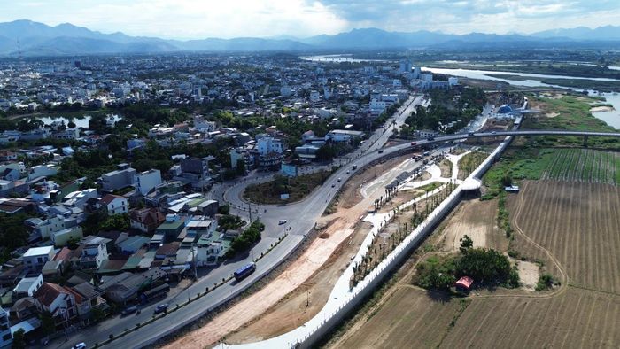 Đến nay, toàn bộ phần kè tường đứng dọc sông Trà Khúc và các công trình trên kè đã hoàn thành. Các hạng mục mở rộng vườn hoa Ba Tơ, hệ thống thoát nước và công trình điểm nhấn cũng cơ bản hoàn thiện.