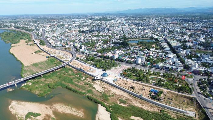 Bên cạnh các hạng mục cảnh quan, dự án còn đầu tư xây dựng mới khoảng 1,2 km đường Tôn Đức Thắng chạy song song với đường Bà Triệu, kết nối đường Trường Sa với đoạn đường Tôn Đức Thắng hiện hữu phía Tây tại nút giao khác mức đầu cầu Trà Khúc 1 mới.
