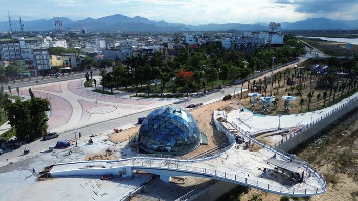 Khi hoàn thành, cụm công trình sẽ được vận hành cùng hệ thống chiếu sáng mỹ thuật bằng đèn LED đổi màu, điều khiển lập trình, tạo hiệu ứng ánh sáng vào ban đêm. Nhiều người dân địa phương kỳ vọng nơi đây sẽ trở thành điểm tham quan, check-in mới bên bờ sông Trà Khúc.