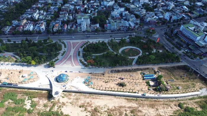Ông Trần Hoàng Vĩnh, Giám đốc Ban Quản lý dự án đầu tư xây dựng các công trình giao thông tỉnh Quảng Ngãi, cho biết các hạng mục thuộc vườn hoa Ba Tơ hiện trạng và khu vực mở rộng, từ đường Quang Trung đến nút giao Bà Triệu - cầu Trà Khúc 2, dự kiến hoàn thành trước ngày 30-7. Sau khi nghiệm thu đợt 1, công trình sẽ được bàn giao đưa vào sử dụng trước ngày 15-8.