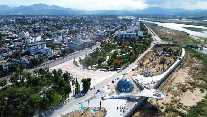 Sau gần 18 tháng thi công, dự án kè chống sạt lở kết hợp tôn tạo cảnh quan bờ Nam sông Trà Khúc (tỉnh Quảng Ngãi) đang bước vào giai đoạn hoàn thiện với khối lượng thực hiện đạt gần 88% giá trị hợp đồng.