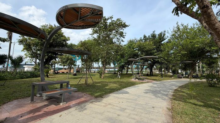 Vườn hoa Ba Tơ hiện là không gian xanh công cộng lớn nhất khu vực trung tâm đô thị Quảng Ngãi, nằm bên bờ Nam sông Trà Khúc. Khu vực này nằm giữa cầu Trà Khúc 1 và cầu Trà Khúc 2. Đồng thời là địa điểm được tỉnh lựa chọn để trang trí hoa xuân phục vụ người dân mỗi dịp Tết Nguyên đán.