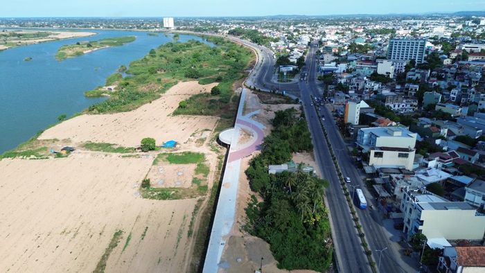 Riêng phần diện tích gần 3.200 m² thuộc quy hoạch đường Tôn Đức Thắng vẫn chưa được bàn giao mặt bằng nên chưa thể thi công. Chủ đầu tư cho biết nếu vướng mắc này được giải quyết đúng kế hoạch, đơn vị sẽ tổ chức thi công tăng tốc để hoàn thành 160 m đường còn lại trước ngày 30-10, qua đó hoàn thiện toàn bộ dự án và đưa công trình vào khai thác.
