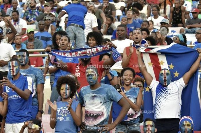 Người hâm mộ Cape Verde hạnh phúc khi đội tuyển của họ góp mặt ở ngày hội bóng đá lớn nhất hành tinh. Ảnh: EPA.