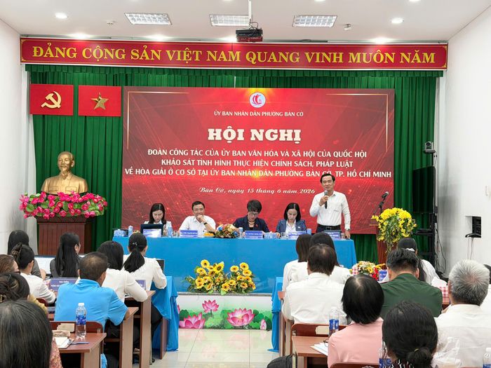 Đoàn công tác của Ủy ban Văn hóa và Xã hội của Quốc hội khảo sát tình hình thực hiện chính sách, pháp luật về hòa giải ở cơ sở tại phường Bàn Cờ, TP.HCM. Ảnh: TRẦN MINH