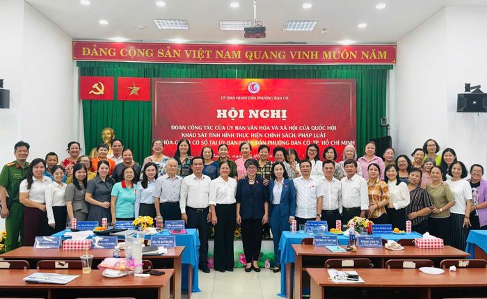 Các đại biểu chụp ảnh lưu niệm sau buổi khảo sát tình hình thực hiện chính sách, pháp luật về hòa giải ở cơ sở tại phường Bàn Cờ. Ảnh: TRẦN MINH