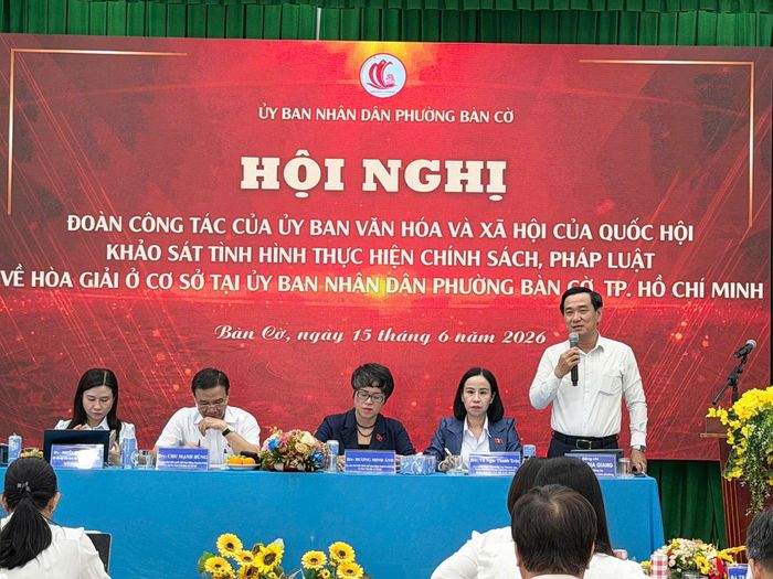 Ông Huỳnh Gia Giang, Chủ tịch UBND phường Bàn Cờ báo cáo tại buổi làm việc. Ảnh: TRẦN MINH
