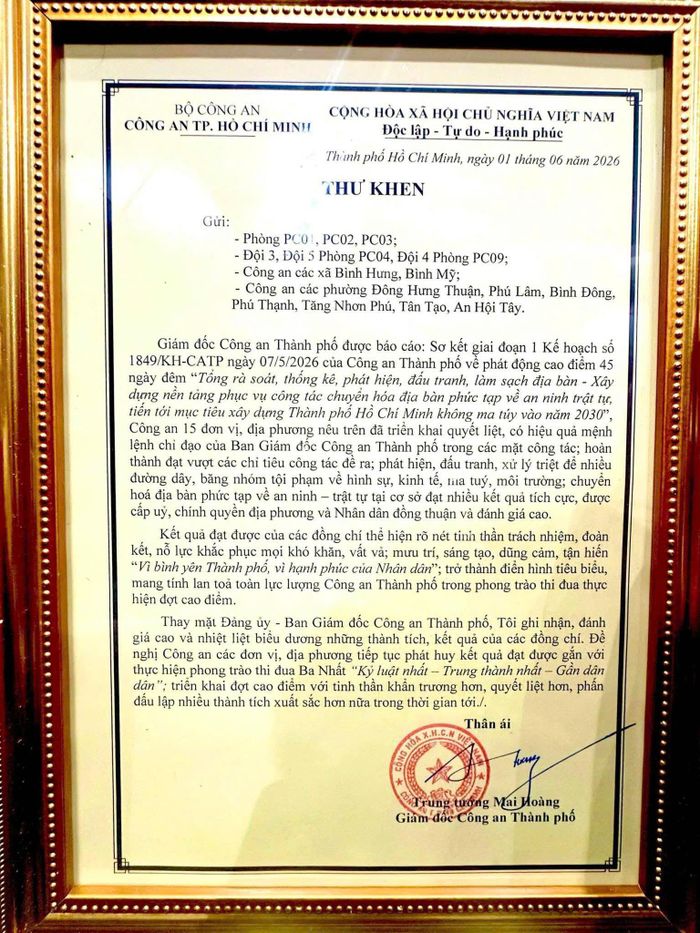 Công an phường Đông Hưng Thuận vinh dự nhận Thư khen của Giám đốc Công an TP.HCM vì có thành tích xuất sắc trong đợt sơ kết 15 ngày đầu cao điểm 45 ngày đêm làm sạch địa bàn, phòng chống tội phạm. Ảnh: TRẦN MINH