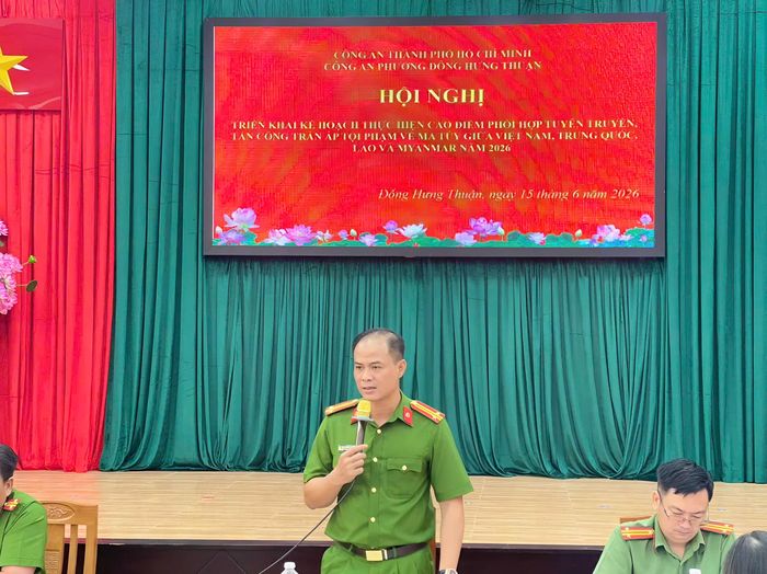 Trung tá Nguyễn Quốc Tuấn, Trưởng Công an phường Đông Hưng Thuận quán triệt nhiệm vụ trong đợt cao điểm phối hợp tuyên truyền, tấn công trấn áp tội phạm về ma túy năm 2026.
