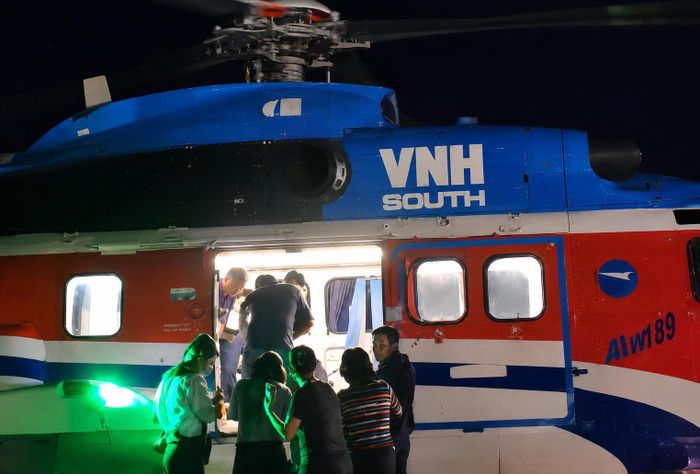 Đưa bệnh nhân lên trực thăng chuyển vào Bệnh viện Chợ Rẫy cấp cứu.