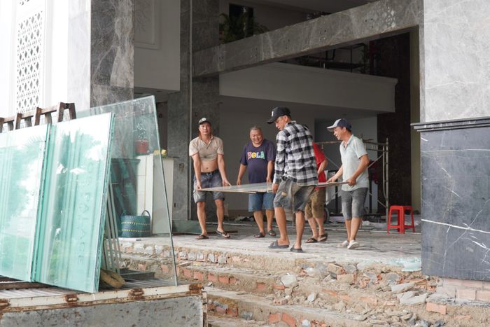 Trước khi tòa nhà bị phá bỏ, nhiều vật dụng được đưa ra ngoài.