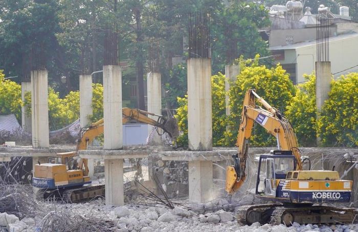 Sau một thời gian dài, đến tháng 8-2025 chủ đầu tư mới bắt đầu tháo dỡ Khu B là tòa nhà chính được thiết kế làm trung tâm thương mại dịch vụ, dự kiến xây dựng 5 tầng và 1 tầng hầm. Khi tháo dỡ khu B đã đổ bê tông cốt thép tầng 1 với diện tích xây dựng hơn 4.300 m².