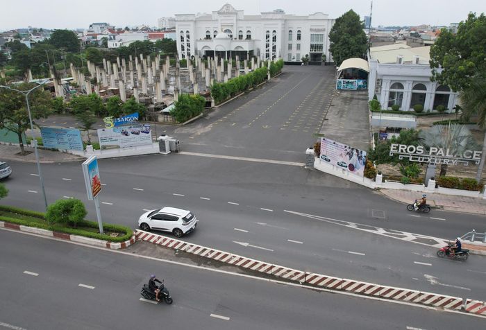 Vào tháng 5-2018, cơ quan chức năng tỉnh Đồng Nai tiến hành kiểm tra việc xây dựng dự án khu phức hợp thương mại dịch vụ và căn hộ cao cấp do Công ty cổ phần Xây dựng dân dụng công nghiệp số 1 Đồng Nai làm chủ đầu tư. Quá trình kiểm tra, cơ quan chức năng phát hiện công trình "khủng" xây dựng không phép nên yêu cầu đình chỉ, sau đó vận động chủ đầu tư chấp hành tự tháo dỡ, di dời tài sản để giảm thiểu thiệt hại.