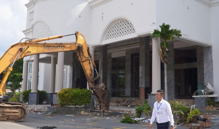 Trong buổi đầu tiên tháo dỡ phần cốt thép của tòa nhà, Chủ tịch UBND phường Tam Hiệp - ông Nguyễn Văn Anh đã tới kiểm tra và đề nghị chủ đầu tư trong quá trình thực hiện tháo dỡ phải đảm bảo các quy định về an toàn lao động, vệ sinh môi trường xung quanh.