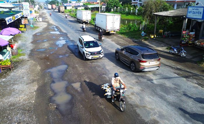 Quốc lộ 62 sau 30 năm khai thác đã xuống cấp không đáp ứng được nhu cầu vận tải càng tăng. Ảnh: HUỲNH DU 