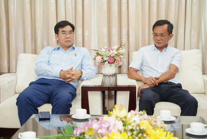 Ông Nguyễn Đức Hiển, Phó Tổng Biên tập thường trực Báo Pháp Luật TP.HCM, bày tỏ tình cảm chân thành của báo Pháp Luật TP.HCM đối với Trường Đại học Luật TP.HCM. Ảnh: THUẬN VĂN