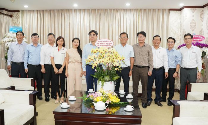 TS Lê Trường Sơn cùng đoàn Trường Đại học Luật TP.HCM thăm, chia sẻ cùng Báo Pháp Luật TP.HCM nhân ngày Báo chí cách mạng Việt Nam. Ảnh: THUẬN VĂN