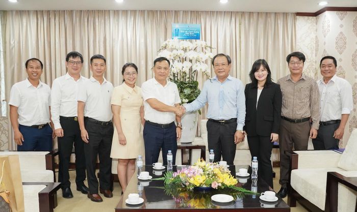 Công ty Cổ phần Dịch vụ Hàng không Sân bay Tân Sơn Nhất (SASCO) chụp ảnh lưu cùng Báo Pháp Luật TP.HCM. Ảnh: THUẬN VĂN