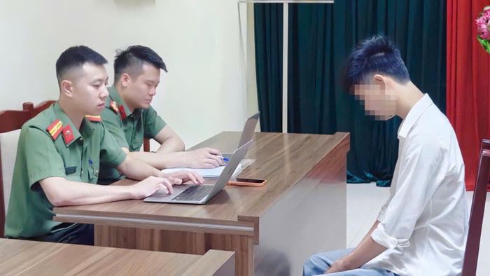 Cán bộ Phòng An ninh mạng và phòng chống tội phạm sử dụng công nghệ cao, Công an tỉnh Phú Thọ, làm việc với Tiktoker "Khuê ơi dậy đi". Ảnh: CA
