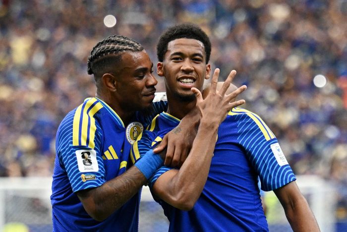  Các cầu thủ của Curacao tạo nên kỳ tích tại World Cup từ những buổi tập chân trần trên bãi biển, những lần di chuyển trên chiếc xe buýt cũ kỹ, không có cửa kính. 
