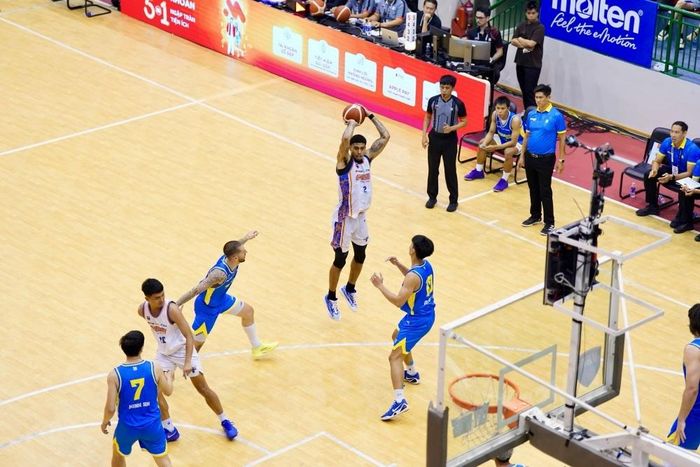AJ Bramah tiếp tục là đầu tàu của Hanoi Buffaloes với 30 điểm và 17 rebounds.