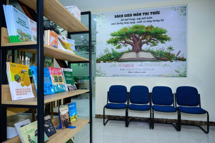 Chia sẻ với Tri Thức - Znews, TS Nguyễn Thị Thúy Phượng, Giám đốc doanh nghiệp xã hội Đọc sách cùng Xích Lô, khẳng định văn hóa đọc ở nông thôn không chỉ đơn thuần là việc đặt thêm sách vào một không gian. Điều cốt yếu của dự án là tạo dựng thói quen học tập suốt đời, giúp người dân mở rộng cách nghĩ, thay đổi cách làm và tự tin hơn trong cuộc sống. Bà quan niệm rằng khi một người bắt đầu cầm sách lên, họ không chỉ học kỹ thuật mà còn đang mở rộng cách nghĩ để trở nên tự tin hơn trong cuộc sống sản xuất.