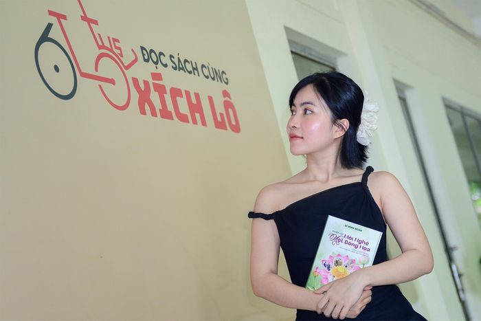 Hình ảnh chiếc xích lô cách điệu trong logo dự án mang thông điệp về một hành trình bền bỉ, luôn tiến về phía trước để mang tri thức đến với cộng đồng. Đây là biểu tượng của sự kết nối đa giá trị giữa văn hóa đọc, giáo dục sáng tạo, du lịch nông thôn và ứng dụng công nghệ hiện đại.