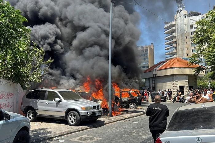 Các phương tiện bốc cháy sau cuộc không kích của Israel ở Sidon, miền nam Lebanon, hôm 10/6. Ảnh: Reuters.