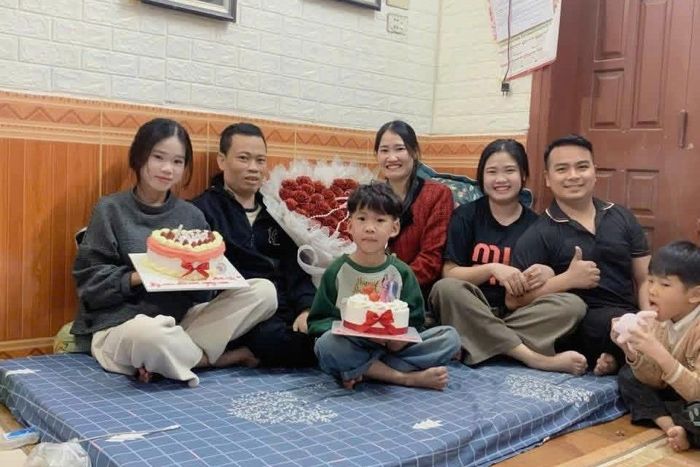 Khoảnh khắc hạnh phúc trước khi chồng chị Hiền đi xa.