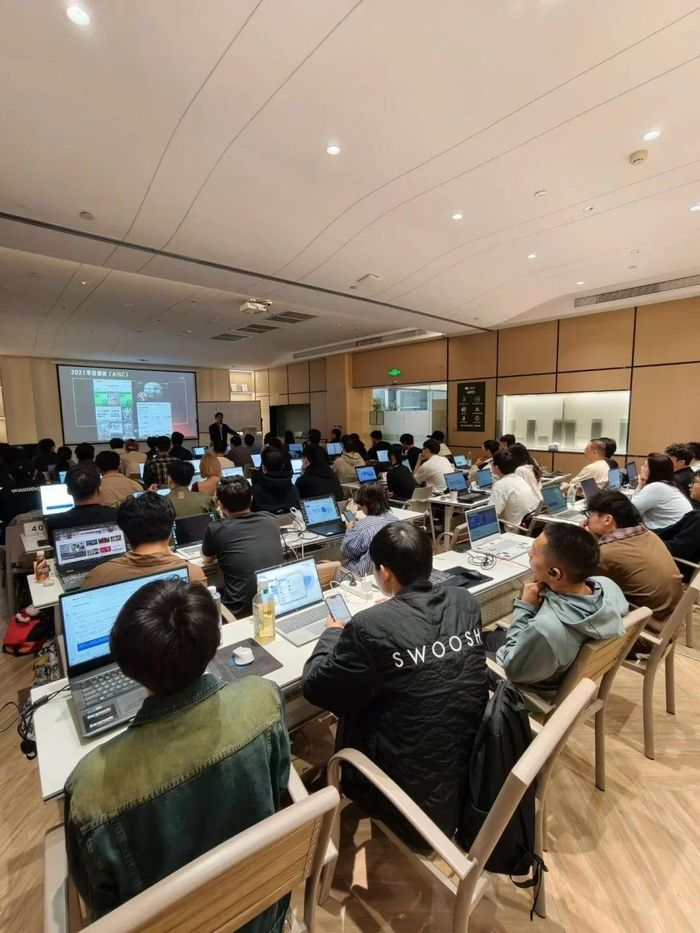 Làn sóng AI tạo thêm việc làm cấp đầu vào, đồng thời thúc đẩy các khóa đào tạo ngắn hạn nở rộ.