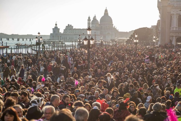  Đám đông du khách tham quan Venice (Italy) năm 2019. Ảnh: The Guardian. 
