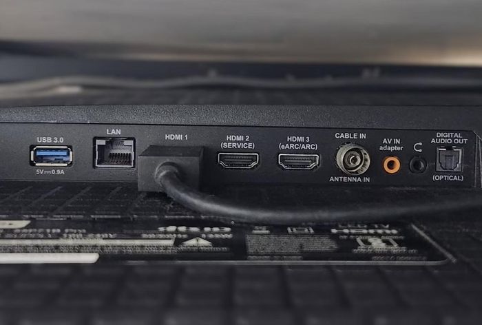 Một chiếc TV có cổng dịch vụ dưới dạng HDMI. Ảnh: MakeUseOf.