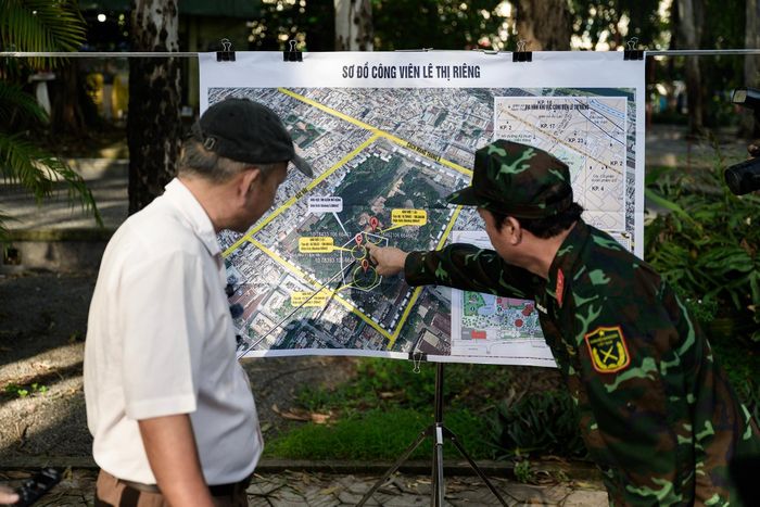 Đại tá Nguyễn Đình Chuẩn và kiến trúc sư Nguyễn Xuân Thắng thảo luận về các địa điểm nghi vấn. Ảnh: Hoài Bảo.