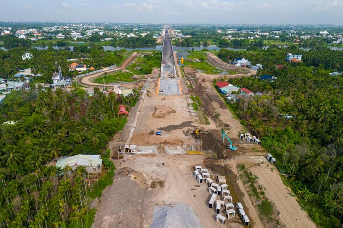 Giá nhiên liệu tăng kéo theo chi phí sản xuất, khai thác và vận chuyển vật liệu xây dựng, đặc biệt là đá xây dựng, tăng đáng kể. Đồng thời, chi phí vận hành máy móc, thiết bị, nhân công và logistics cũng gia tăng, tạo áp lực lên các nhà thầu đang thi công dự án.