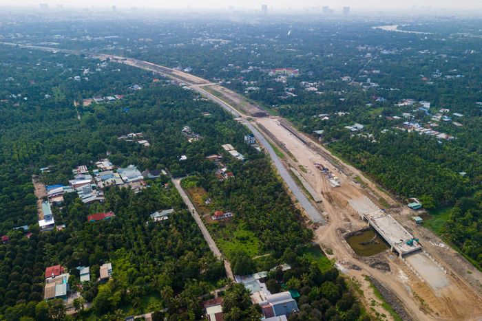 Mặc dù tiến độ tổng thể vẫn được duy trì, quá trình triển khai dự án đang gặp không ít khó khăn do biến động giá vật liệu xây dựng và tình trạng thiếu hụt nguồn cung một số loại vật tư quan trọng.