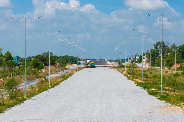 Những hạng mục cuối cùng như hệ thống chiếu sáng, biển báo giao thông, sơn kẻ đường và các công trình phụ trợ đang được triển khai đồng loạt để hoàn thiện tuyến.