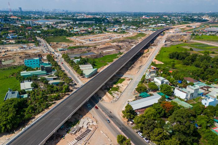 Cầu vượt đi qua đường Nguyễn Thị Minh Khai và Đại lộ Bình Dương được các đơn vị thi công hoàn thành công tác thảm bê tông nhựa mặt đường.