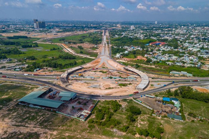 Dự án thành phần 5 Vành đai 3 TP.HCM có chiều dài 11,3 km đi qua khu vực Bình Dương cũ gồm 4 gói thầu xây lắp chính (các hạng mục gồm nút giao Tân Vạn, đoạn tuyến Bình Chuẩn đến cầu Bình Gửi). Trong ảnh là nút giao Bình Chuẩn đang từng bước thành hình với các nhánh cầu vượt đã được thi công bản mặt cầu.