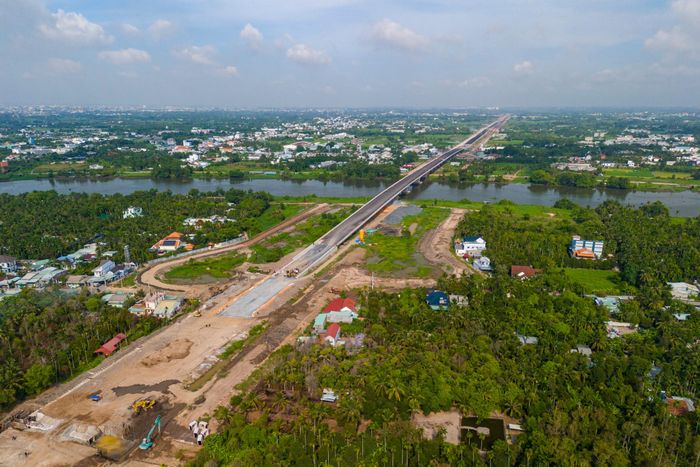 Các nhà thầu cam kết phấn đấu hoàn thành đồng bộ toàn dự án bao gồm cả các gói thầu phụ trợ như an toàn giao thông, hệ thống chiếu sáng, cây xanh cảnh quan, hệ thống giao thông thông minh đối với đoạn qua Bình Dương cũ vào cuối năm 2026, trong đó một số hạng mục sẽ hoàn thành vào 30/9 như tuyến chính cầu cạn trong nút giao Tân Vạn và cầu Bình Gửi.