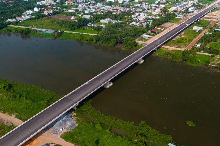Trong ảnh là cầu Bình Gửi đã được thảm bê tông nhựa, các đơn vị thi công đang tập trung hoàn thiện những phần việc cuối cùng để chuẩn bị cho kế hoạch thông xe kỹ thuật dự kiến vào tháng 9 tới.