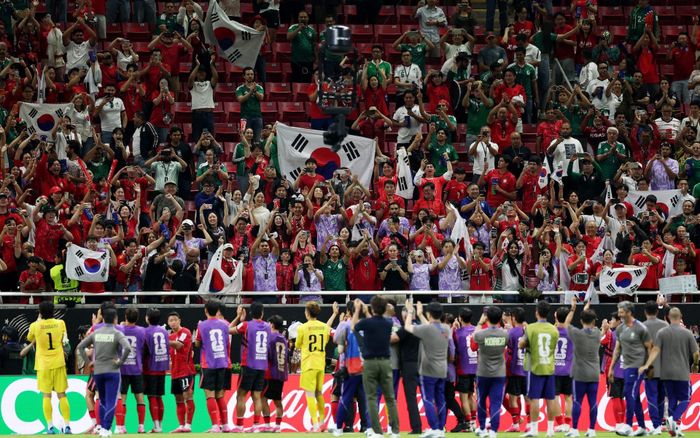  Các cầu thủ và người hâm mộ Hàn Quốc ăn mừng sau trận thắng CH Czech ở bảng A World Cup 2026 trên sân Estadio Guadalajara, thành phố Guadalajara, Mexico, ngày 11/6. Ảnh: Reuters.