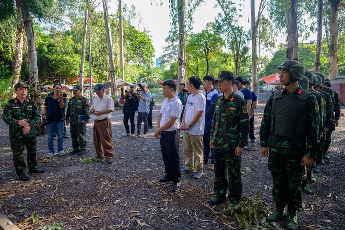 Đại tá Nguyễn Đình Chuẩn, Phó chính ủy Bộ Tư lệnh TP.HCM (ngoài cùng bên trái), phân công nhiệm vụ tại buổi khảo sát đầu tiên cho lực lượng binh chủng công binh, đội chuyên gia vật lý địa cầu từ Đại học Khoa học tự nhiên, Đại học Quốc gia TP.HCM và Đại học Bách khoa TP.HCM.