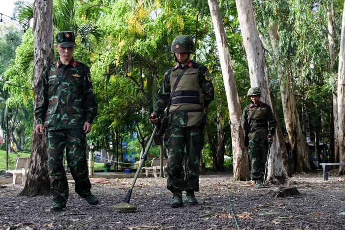 Lực lượng binh chủng công binh tiến hành căng dây, rà mìn, trước khi đội chuyên gia vật lý địa cầu rà soát thực địa.