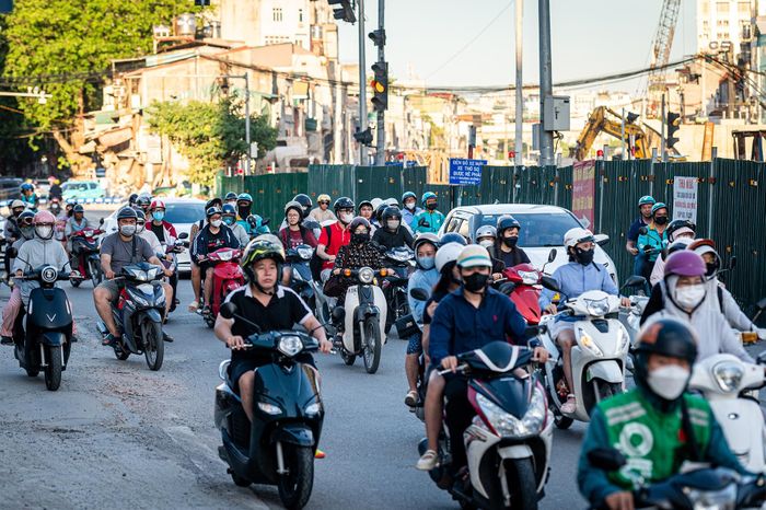  Vào các khung giờ cao điểm sáng và chiều, lưu lượng phương tiện tăng nhưng chưa xuất hiện tình trạng ùn ứ kéo dài. 