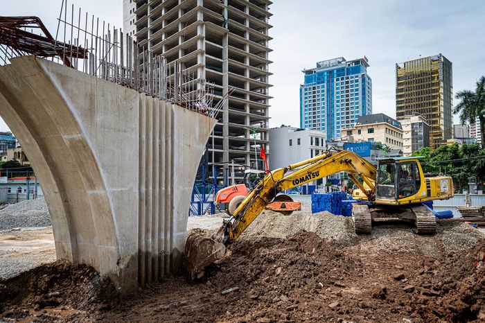  Bên trong khu vực nút giao, nhiều máy móc, thiết bị và phương tiện được huy động nhằm đẩy nhanh tiến độ xây dựng cầu vượt. 
