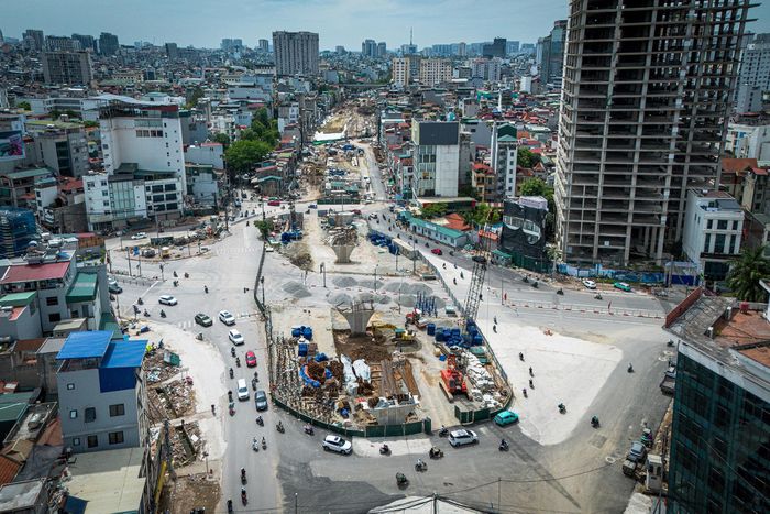  Phương án được triển khai từ 22h ngày 12/6 đến khi có thông báo mới. Cơ quan chức năng yêu cầu chỉ thực hiện rào chắn khi đã hoàn thiện đầy đủ hạ tầng phục vụ tổ chức giao thông, đồng thời bảo đảm không ảnh hưởng hoạt động vận tải hành khách công cộng bằng xe buýt. Hệ thống camera giám sát và đèn tín hiệu giao thông cũng phải được di dời theo đúng phương án được phê duyệt. 