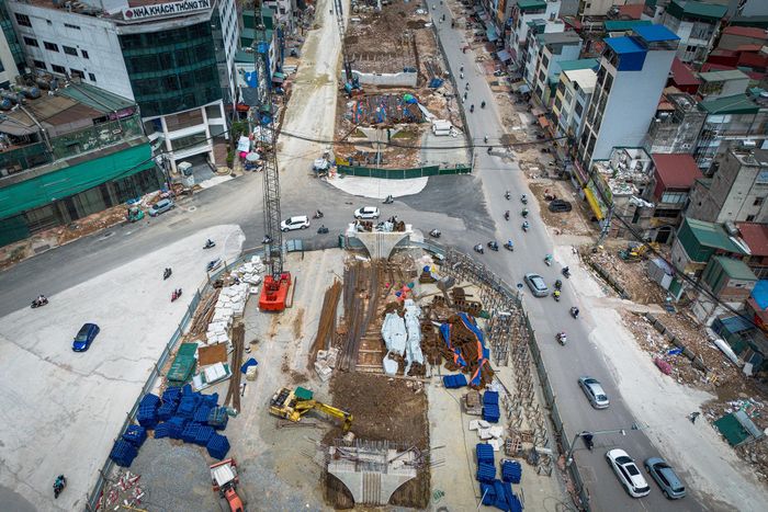  Cầu vượt Láng Hạ là một trong hai hạng mục quan trọng thuộc dự án đường Vành đai 1 đoạn Hoàng Cầu - Voi Phục. Theo thiết kế, cầu vượt Láng Hạ dài khoảng 250 m, rộng 18 m, gồm 4 làn xe hai chiều, được xây dựng theo hướng đường Láng Hạ và vượt qua nút giao với phố Giảng Võ. 