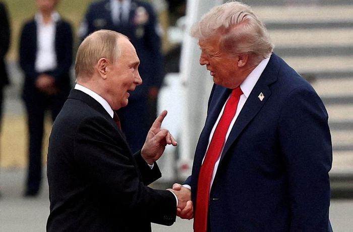 Tổng thống Mỹ Donald Trump và Tổng thống Nga Vladimir Putin bắt tay tại Căn cứ Liên hợp Elmendorf-Richardson ở Anchorage, Alaska (Mỹ) tháng 8/2025. Ảnh: Reuters.